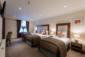Rúm í herbergi á Grand Hotel Tralee