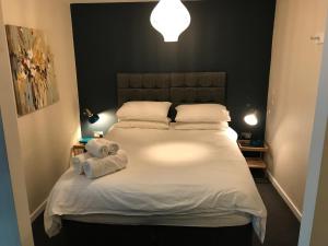 Un pat sau paturi într-o cameră la Marco Island