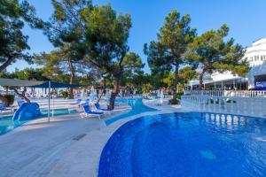 Bazén v ubytování Amara Comfort Resort nebo v jeho okolí