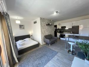 Habitación de hotel con cama y cocina en Centre de Beausoleil, climatisé, Wifi, terrasse., en Beausoleil
