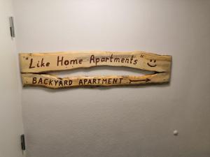een bord dat leest als thuis apparatuur achtertuin appartement bij Like Home Apartments Salme 31 in Tallinn