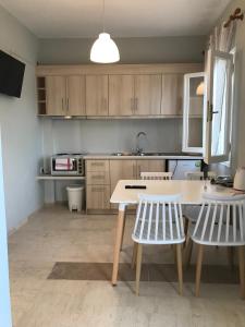 A kitchen or kitchenette at Banos Apartments and swimming pool