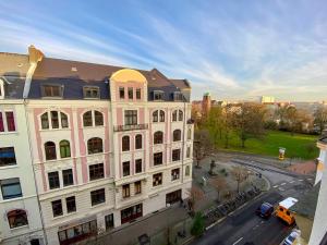 un gran edificio en una calle junto a una carretera en Bötchen - modern, zentral, für TreppensteigerInnen, en Bremerhaven