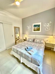 1 dormitorio con 1 cama grande en una habitación en Point de Ipanema - 2 quartos, en Río de Janeiro