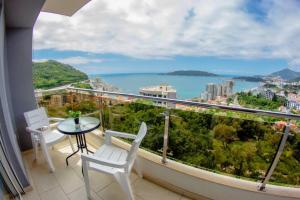 un balcone con tavolo e sedie e vista sull'acqua di Apartments GC 3 a Rafailovici