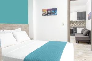 una camera da letto con un letto e un soggiorno di XD Central Apartments a Ierissós