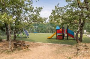 - un parc avec une aire de jeux dotée de toboggans et de balançoires dans l'établissement SOWELL Family Le Vallon, à Grospierres