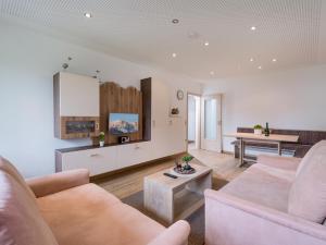 Posezení v ubytování Ferienwohnanlage Oberaudorf F3 mit Hallenbad und Sauna