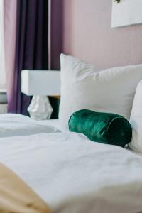 Postel nebo postele na pokoji v ubytování Boutique Hotel Rothenburger Hof