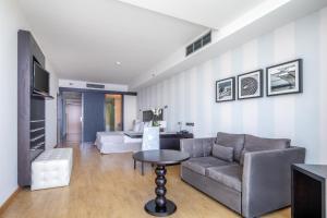 una sala de estar con un sofá y una mesa en Angra Marina Hotel, en Angra do Heroísmo