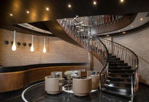 una scala a chiocciola in un ristorante con tavolo e sedie di North Avenue by Stellar Hotels, Yerevan a Yerevan
