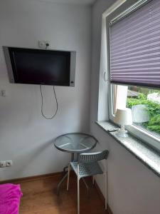 Televízia a/alebo spoločenská miestnosť v ubytovaní Amber House