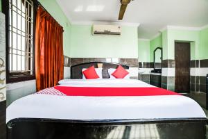 Ένα ή περισσότερα κρεβάτια σε δωμάτιο στο OYO Dkr Regency
