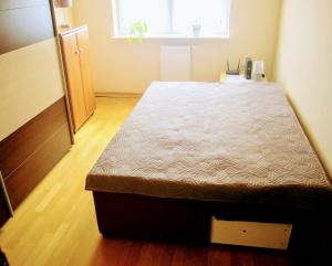 Кровать или кровати в номере Piękne mieszkanie 20 min od centrum Warszawy