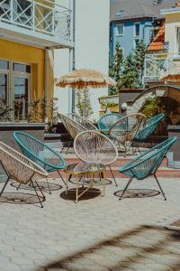 un gruppo di sedie e ombrelloni su un patio di Boutique Hotel Rothenburger Hof a Dresda