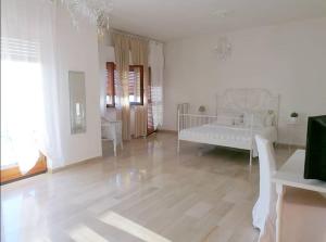 ターラントにあるCastello Aragonese Suitesの白いリビングルーム(ベッド1台、ソファ付)
