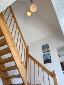 - un escalier en bois dans une maison dotée d'un éclairage dans l'établissement 4 personers ferielejlighed, à Løkken