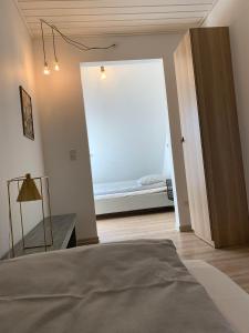 - une chambre avec un lit et une porte avec une fenêtre dans l'établissement 4 personers ferielejlighed, à Løkken