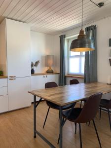 - une salle à manger avec une table et des chaises en bois dans l'établissement 4 personers ferielejlighed, à Løkken