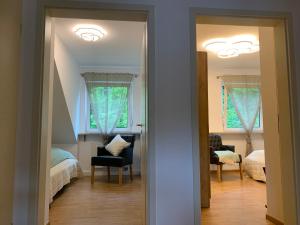 un pasillo con una habitación con cama y silla en Ferienwohnung "drei Burgen Blick", en Sankt Goar