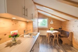 een keuken met een wastafel en een tafel bij Haus am Gaisalpbach in Oberstdorf