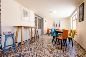 ein Esszimmer mit Tisch und Stühlen in der Unterkunft Casa MB in Ghioroc