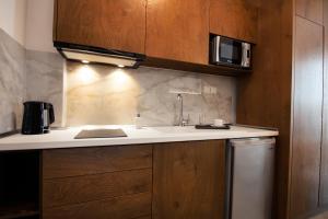 a kitchen with a sink and a microwave at 4- you Family in Metamorfosi