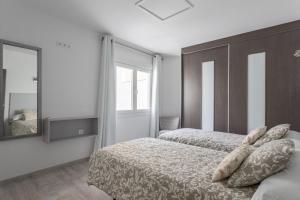 Posteľ alebo postele v izbe v ubytovaní Nerja Luxury Apartment