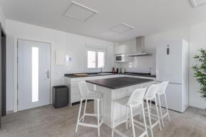 Kuchyňa alebo kuchynka v ubytovaní Nerja Luxury Apartment