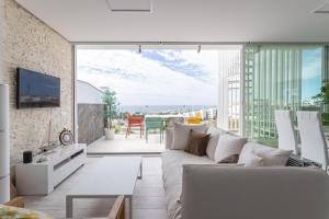 Televízia a/alebo spoločenská miestnosť v ubytovaní Nerja Luxury Apartment