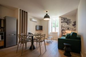 La Maison des Vendangeurs en Ville في ناربون: غرفة معيشة مع طاولة وكراسي وأريكة