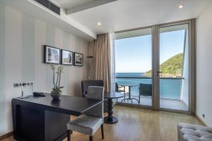 una oficina con escritorio y vistas al océano en Angra Marina Hotel, en Angra do Heroísmo