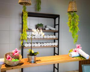 une chambre avec une table et une étagère avec des œufs dans l'établissement Thermas All Inclusive Resort Poços de Caldas, à Poços de Caldas