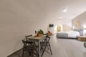 Zimmer mit einem Tisch, Stühlen und einem Bett in der Unterkunft Centro Storico Apartment in Procida