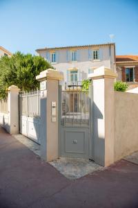 une porte devant un bâtiment blanc dans l'établissement La Maison des Vendangeurs en Ville, à Narbonne