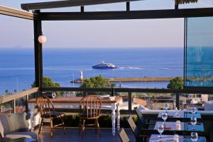 um restaurante com vista para o oceano e um navio de cruzeiro em HOTEL BRONTE em Istambul