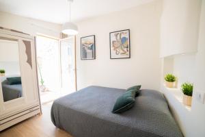 a bedroom with a bed and a mirror at La Maison des Vendangeurs en Ville in Narbonne