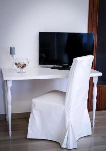 escritorio blanco con monitor de ordenador y silla en Castello Aragonese Suites en Taranto