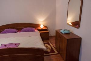เตียงในห้องที่ Apartment in Mundanije with balcony, air conditioning, WiFi (4912-1)