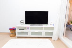 TV a/nebo společenská místnost v ubytování Golden Gardens Saudade Apartment Javea Arenal by Rock Rentals