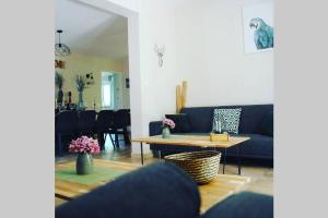 Posezení v ubytování Villa de charme parc fleuri, arboré et piscine à BIARRITZ