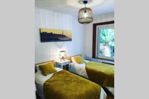Postel nebo postele na pokoji v ubytování Villa de charme parc fleuri, arboré et piscine à BIARRITZ