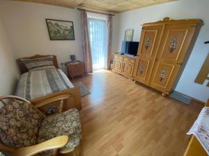 ein Schlafzimmer mit einem Bett und einer Kommode in der Unterkunft Ferienwohnung Frankenhof in Bad Steben
