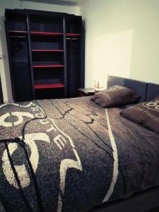 a bedroom with a bed with a design on it at Appart Rez de Jardin Chez Anne in Vernet-les-Bains