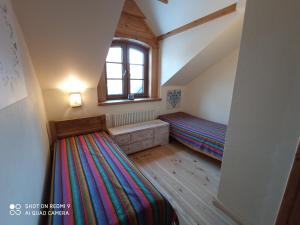 Ένα ή περισσότερα κρεβάτια σε δωμάτιο στο Gniazdo w Parku