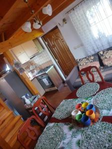 um quarto com uma mesa e cadeiras e uma cozinha em Monika em Leba