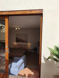 Zimmer mit Blick auf ein Bett und ein Sofa in der Unterkunft Loft Ionios in Noto Marina