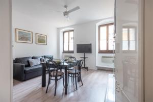 a living room with a table and chairs and a couch at Casa Anna in Riva del Garda