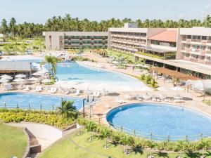 雅帕拉廷加的住宿－Japaratinga Lounge Resort - All Inclusive，享有度假胜地的空中景致,设有2个游泳池
