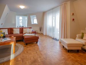 uma sala de estar com um sofá e uma mesa em Strandvillen Binz - Ferienwohnung mit Meerblick, 2 Schlafzimmern und Balkon SV-713 em Binz
